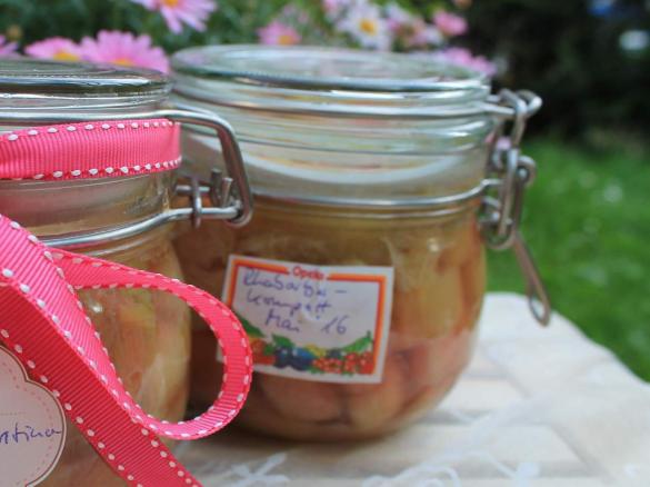 Frischer Rhabarberkompott