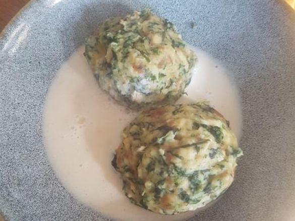 Spinat-Laugenklöße mit Meerrettichsoße