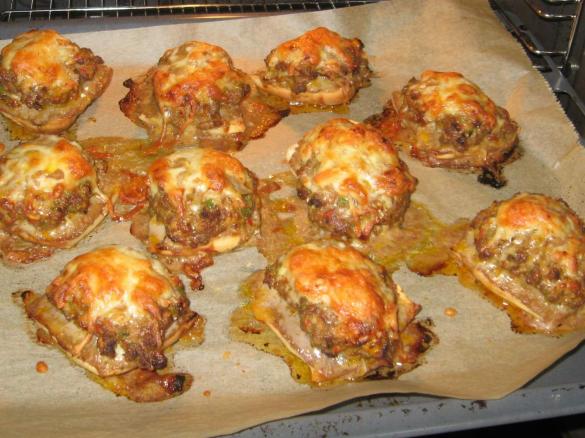 Überbackene Brötchen mit Hackfleisch und Paprika