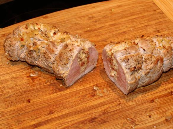 Kräuterkäse-Nuss-Füllung fürs Schweinefilet