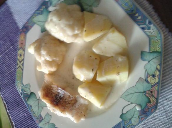 Kabeljaufilet mit Blumenkohl, Kartoffeln und Kräutersosse