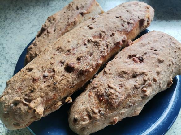 Dinkel-Baguette mit Maronen und Haselnüsse