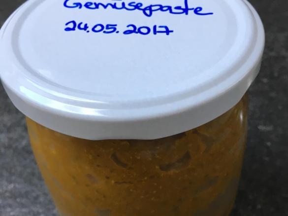 Gemüsepaste mit Gartenkräutern