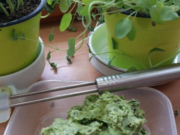 Sommerliche Kräuterbutter
