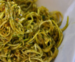 Zucchininudeln mit Tomatenpesto