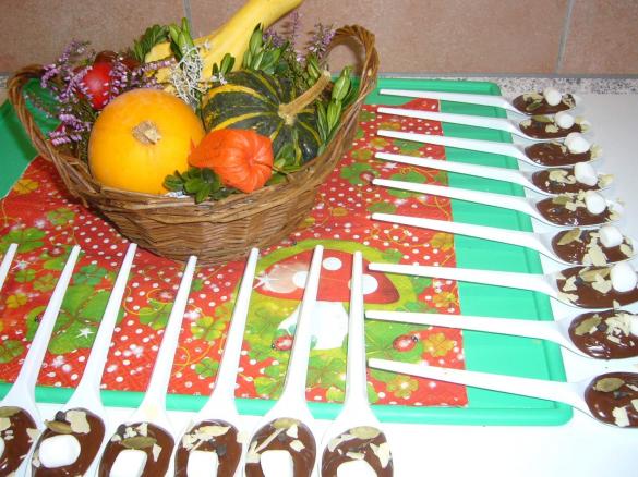 Schokolade mit Gewürzen auf dem Löffel für Heiße Schokomilch