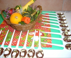 Schokolade mit Gewürzen auf dem Löffel für Heiße Schokomilch