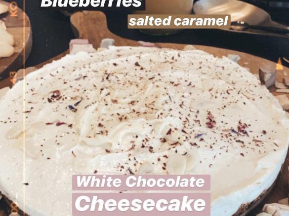 White Chocolate Cheesecake mit Blueberries und Salted Caramel