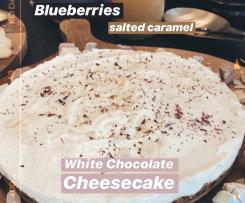 White Chocolate Cheesecake mit Blueberries und Salted Caramel
