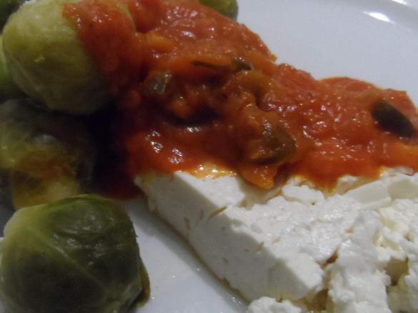 Rosenkohl mit Tomatensauce und Feta