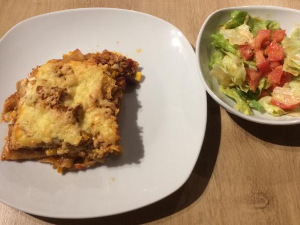 Nacho Lasagne mit Tomaten-Eisberg Salat