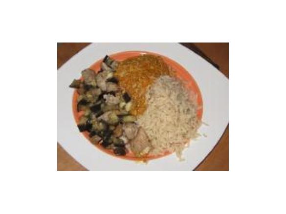 Geschnetzelte Hähnchenbrust mit Gemüse und Curryreis