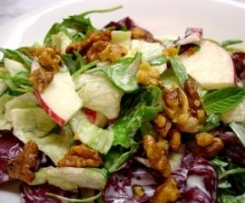 Fruchtiges Dressing für Blattsalat mit Äpfeln + Walnüssen