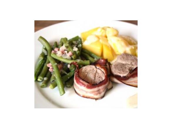Schweinefilet im Speckmantel mit Bohnen und Kartoffeln