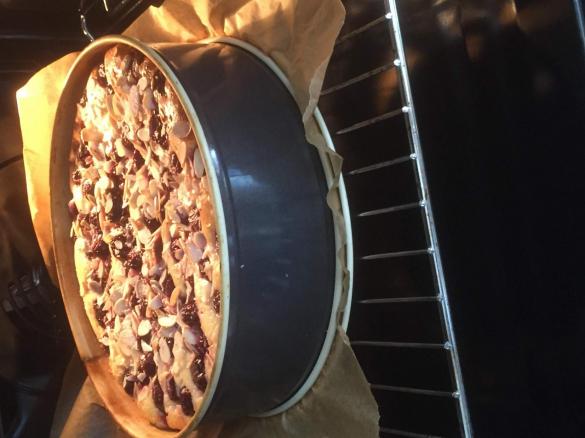 Gebackene Quark-Schmand-Torte mit Süsskirschen