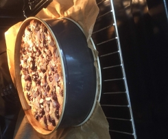 Gebackene Quark-Schmand-Torte mit Süsskirschen