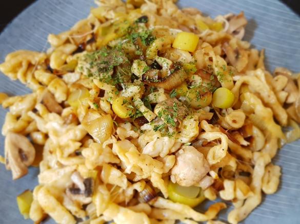 Spätzlepfanne mit Lauch und Champignons