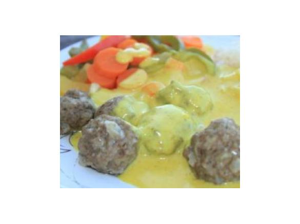 Hackbällchen mit Paprika-Möhrengemüse, Reis und einer Currysoße