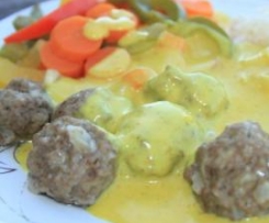 Hackbällchen mit Paprika-Möhrengemüse, Reis und einer Currysoße