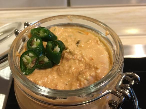 Feuriger Chili Dip mit Feta und Joghurt