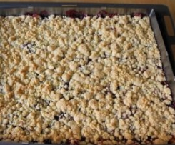 Variation von Kirsch-Streuselkuchen, wie vom Bäcker