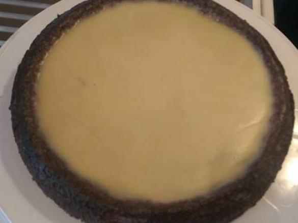 weißer ZENSIERTER SCHOKOKUCHEN