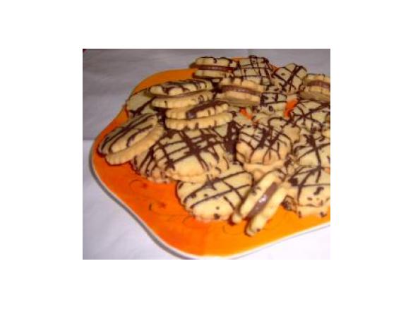 Kekse mit Eiskonfekt-Törtchen gefüllt