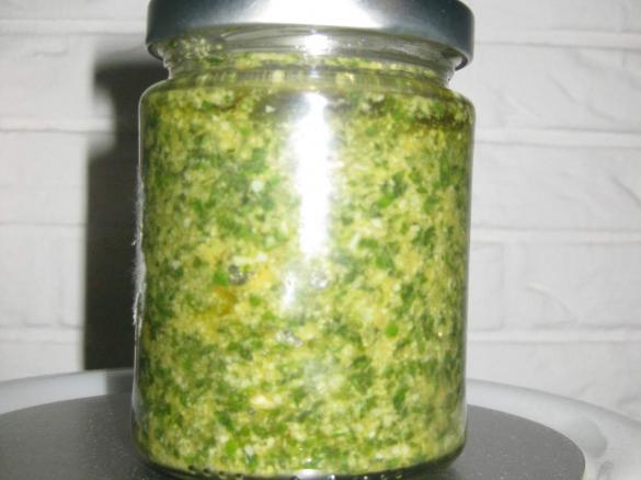 Giersch-Pesto oder Pesto aus anderen Wildkräutern