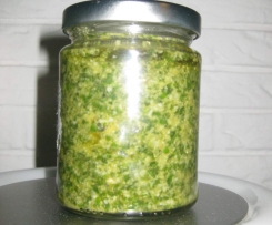 Giersch-Pesto oder Pesto aus anderen Wildkräutern