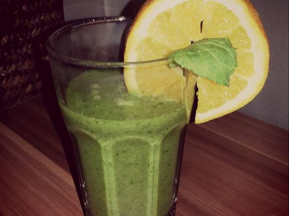 Gesunder, leckerer Smoothie mit Spinat und Obst