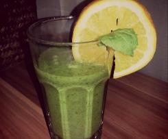 Gesunder, leckerer Smoothie mit Spinat und Obst