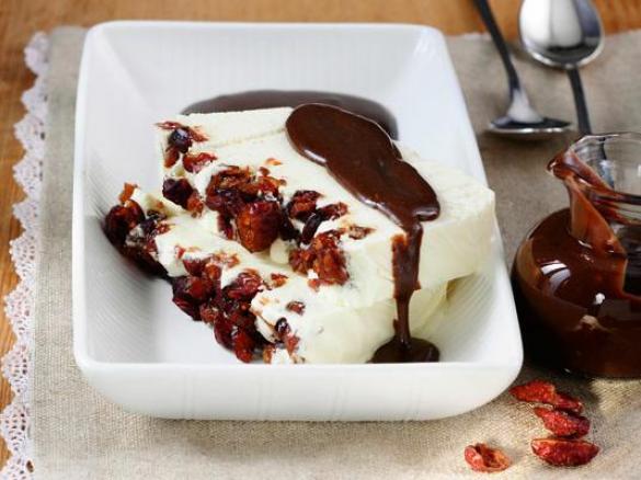 Cranberry-Kokos-Parfait mit Schoko-Ingwer-Sauce
