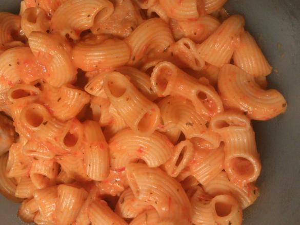 Nudeleintopf mit Paprika und Hackbällchen