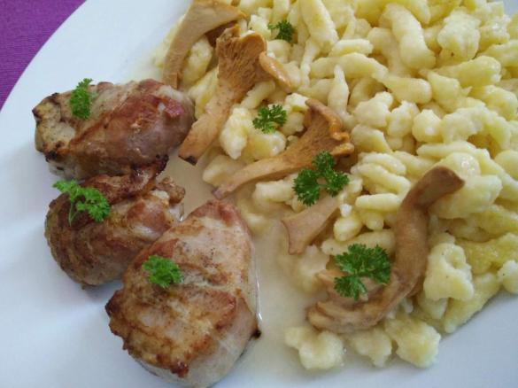 Spätzle mit Schweinemedaillons und Pfifferlingsoße