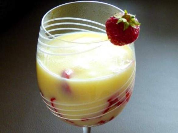 Vanillepudding im Erdbeerbett