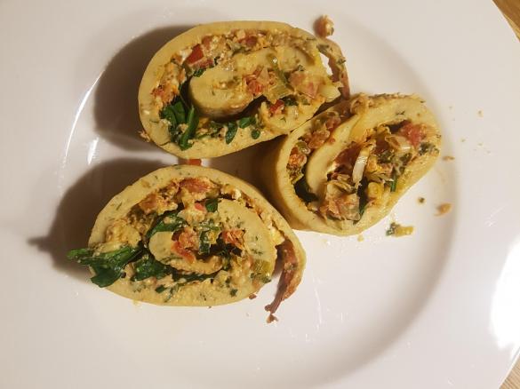 Pfannkuchenruolade mit Rucola vegetarisch