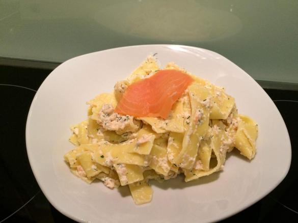 Bandnudeln in leichter Lachs-Frischkäse-Soße