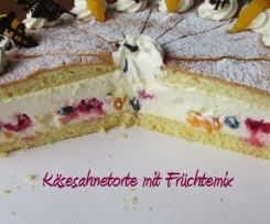 Käsesahnetorte mit Früchtemix