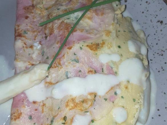 Bärlauch-Pfannkuchen mit Schinken und Spargelgemüse