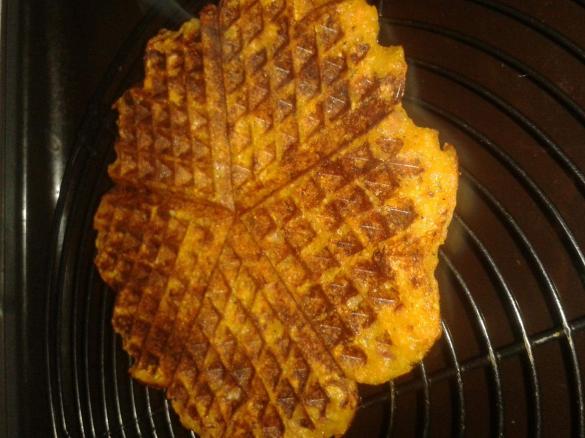 Gemüse-Pizza-Waffeln mit Speckwürfeln