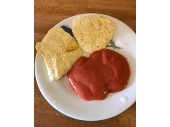 Topfen ( Quark ) Nockerl mit Mus (süßsauer) aus Rhabarber und Erdbeeren