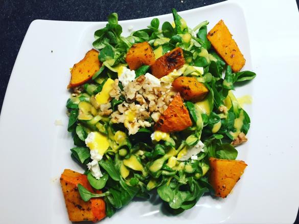 Feldsalat mit ofengerösteten Kürbis, Feta & Walnüssen