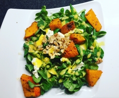 Feldsalat mit ofengerösteten Kürbis, Feta & Walnüssen