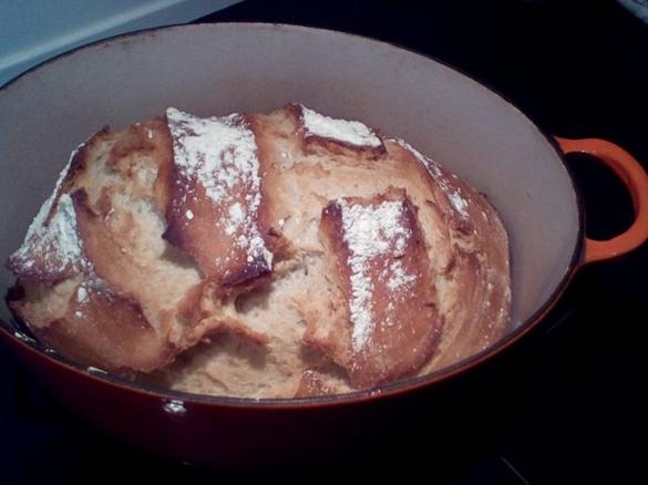 Dinkel-Weizenmischbrot aus dem gusseisernen Topf