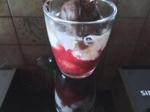 Rote Grütze-Windbeutel Dessert