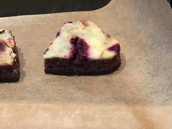 Cheesecake-Brownies mit Himbeeren