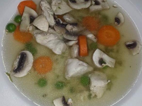 Hühnersuppe mit Champignons und Möhren