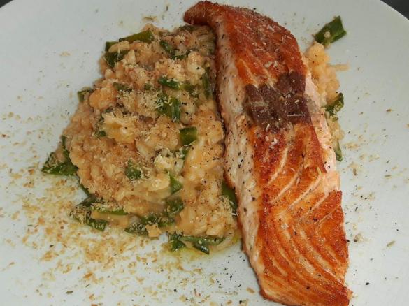 Kokosrisotto mit Zuckerschoten und Lachs