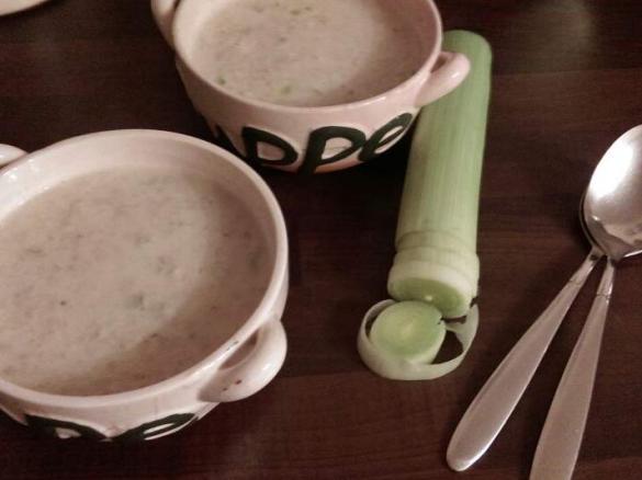 Porree-Hack-Käsesuppe