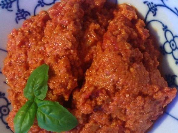 Rotes Pesto mit Walnüssen und Feta